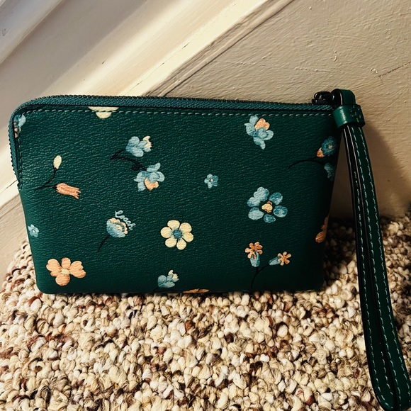 Coach wristlet - Picture 3 of 3
